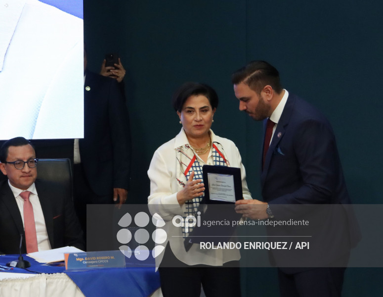 SESION CPCCS CONDECORACION A CANCILLER GABRIELA SOMMERFELD