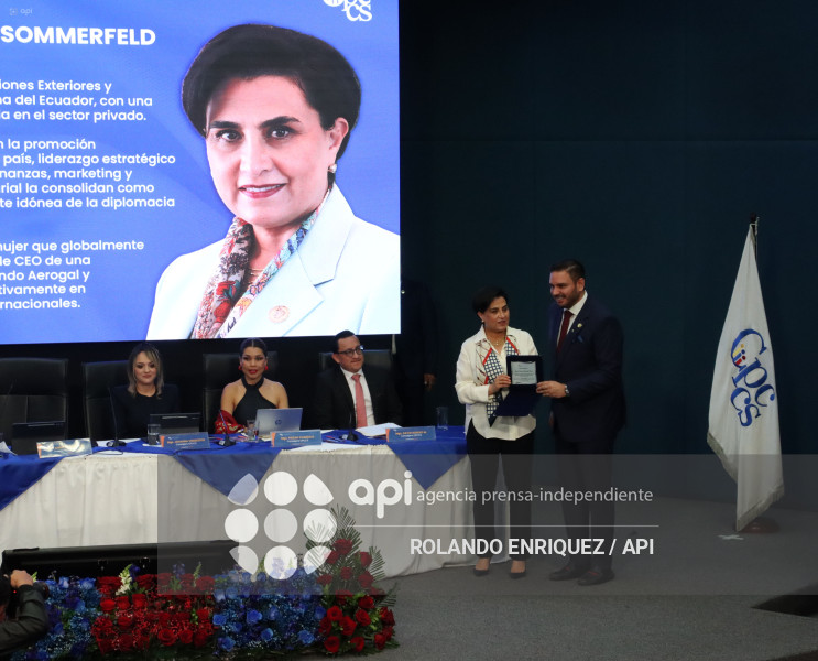 SESION CPCCS CONDECORACION A CANCILLER GABRIELA SOMMERFELD