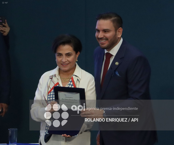 SESION CPCCS CONDECORACION A CANCILLER GABRIELA SOMMERFELD