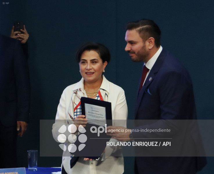 SESION CPCCS CONDECORACION A CANCILLER GABRIELA SOMMERFELD