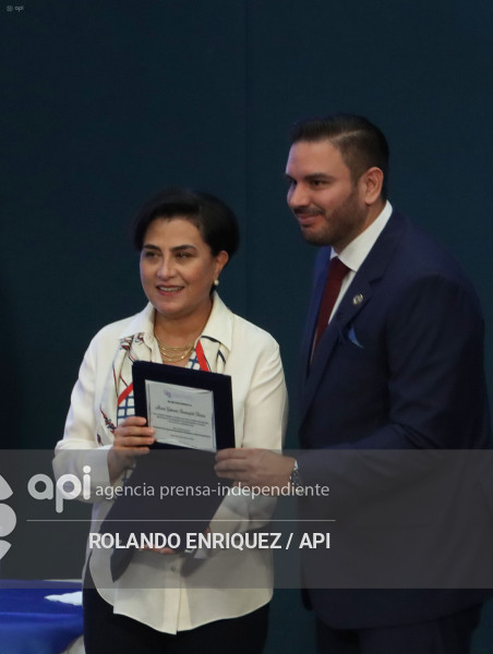 SESION CPCCS CONDECORACION A CANCILLER GABRIELA SOMMERFELD