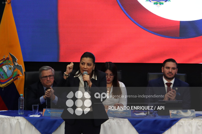 SESION CPCCS CONDECORACION A CANCILLER GABRIELA SOMMERFELD