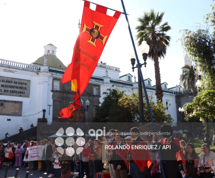 PLANTON RECHZO  DRAG QUEEN  CAPILLA