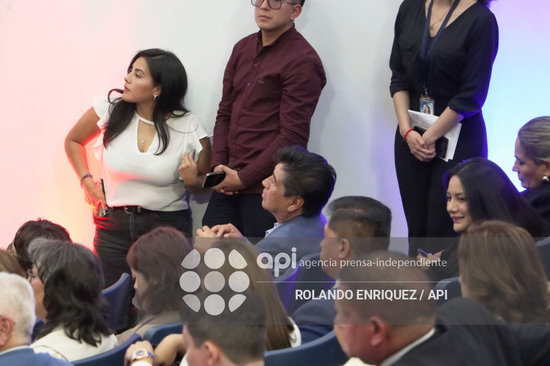 SESION CPCCS CONDECORACION A CANCILLER GABRIELA SOMMERFELD