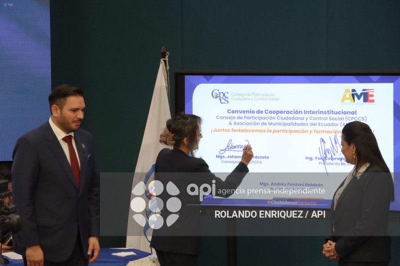 SESION CPCCS CONDECORACION A CANCILLER GABRIELA SOMMERFELD