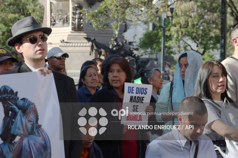 PLANTON RECHZO  DRAG QUEEN  CAPILLA