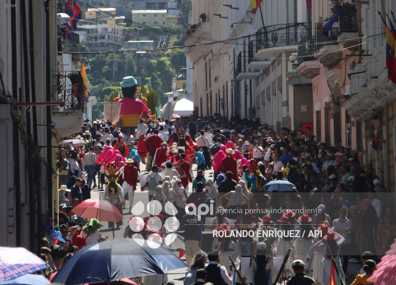 DESFILE FIESTAS DE FUNDACION DE QUITO