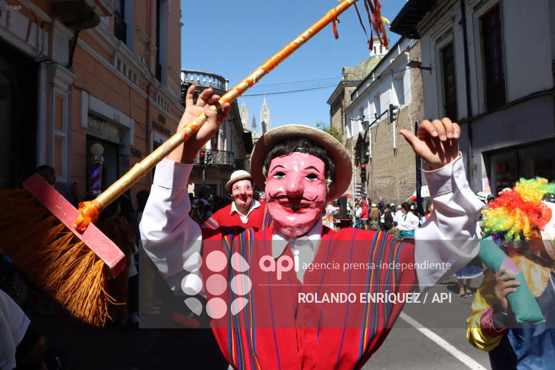 DESFILE FIESTAS DE FUNDACION DE QUITO