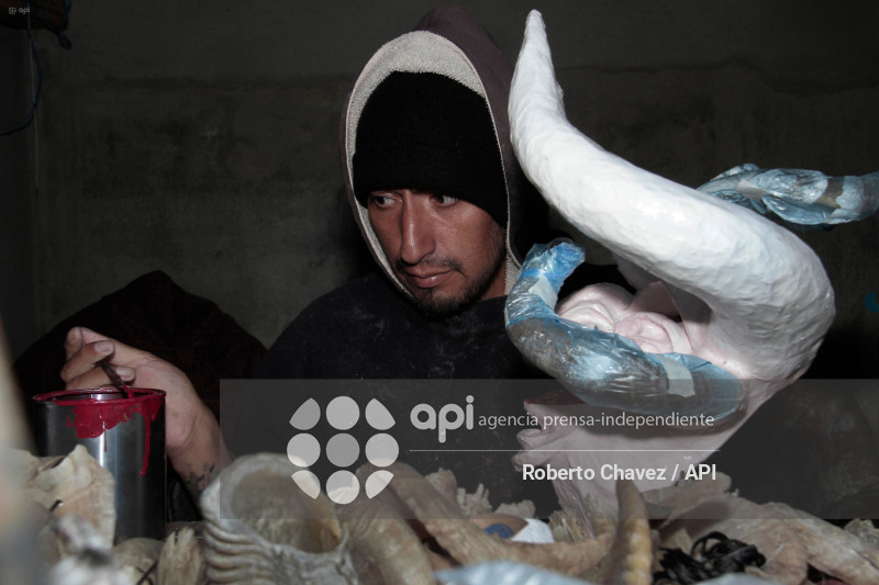 ARTESANO FABRICA MASCARAS PARA DIABLOS EN PILLARO