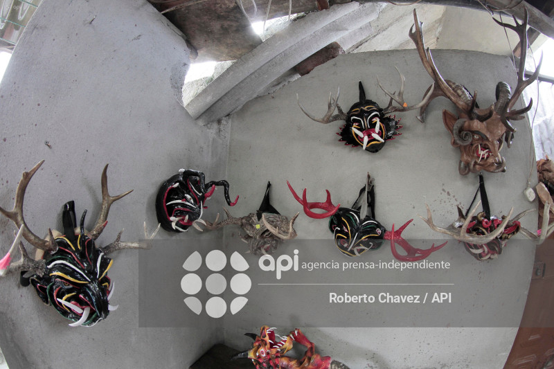ARTESANO FABRICA MASCARAS PARA DIABLOS EN PILLARO