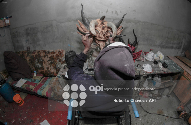 ARTESANO FABRICA MASCARAS PARA DIABLOS EN PILLARO