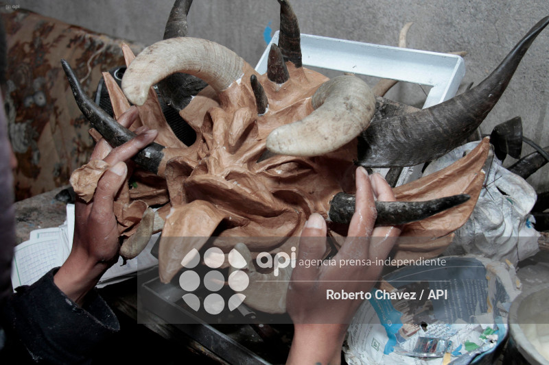 ARTESANO FABRICA MASCARAS PARA DIABLOS EN PILLARO