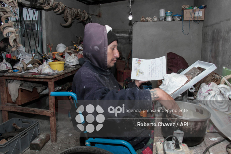 ARTESANO FABRICA MASCARAS PARA DIABLOS EN PILLARO