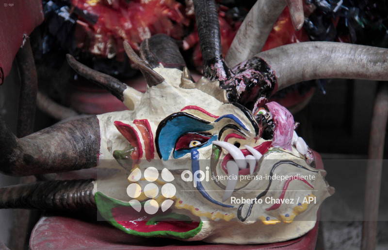 ARTESANO FABRICA MASCARAS PARA DIABLOS EN PILLARO