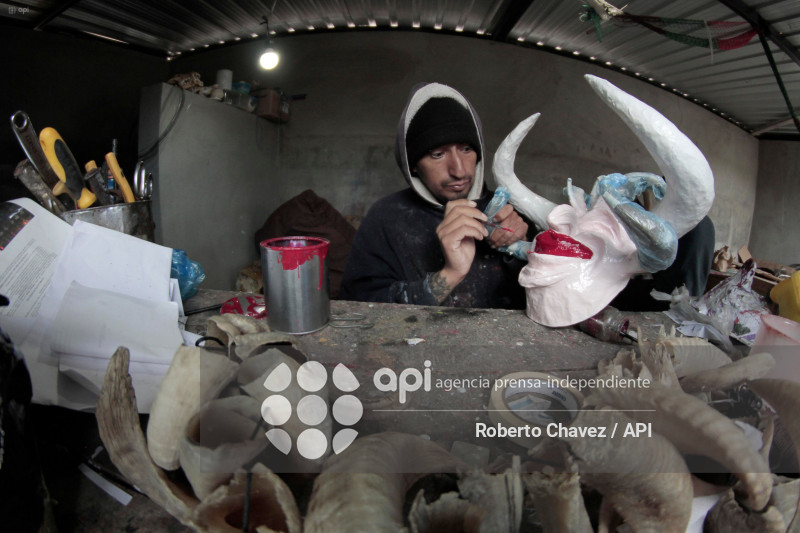 ARTESANO FABRICA MASCARAS PARA DIABLOS EN PILLARO