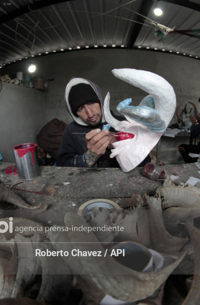 ARTESANO FABRICA MASCARAS PARA DIABLOS EN PILLARO