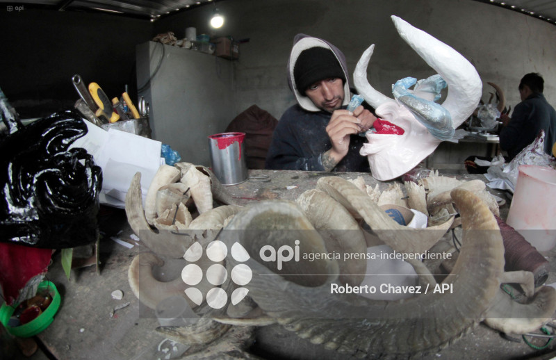 ARTESANO FABRICA MASCARAS PARA DIABLOS EN PILLARO