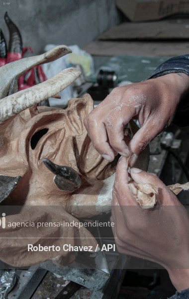 ARTESANO FABRICA MASCARAS PARA DIABLOS EN PILLARO