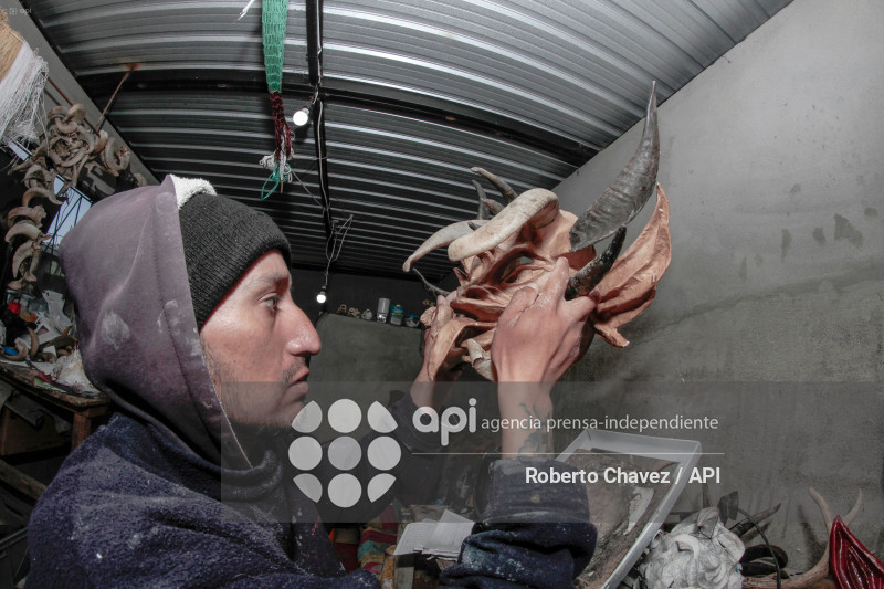 ARTESANO FABRICA MASCARAS PARA DIABLOS EN PILLARO