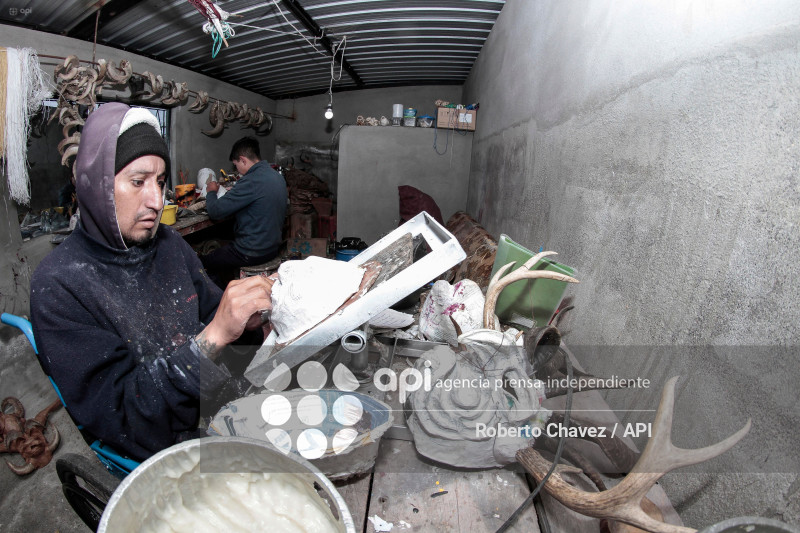 ARTESANO FABRICA MASCARAS PARA DIABLOS EN PILLARO