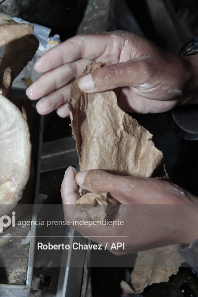 ARTESANO FABRICA MASCARAS PARA DIABLOS EN PILLARO