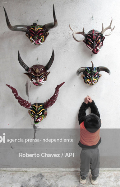 ARTESANO FABRICA MASCARAS PARA DIABLOS EN PILLARO