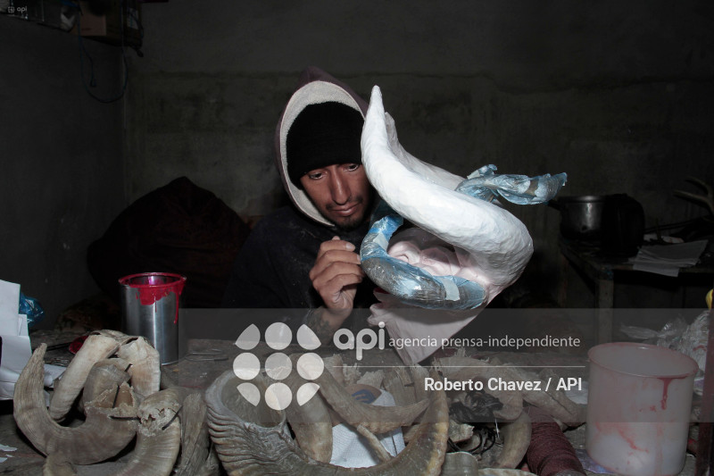 ARTESANO FABRICA MASCARAS PARA DIABLOS EN PILLARO