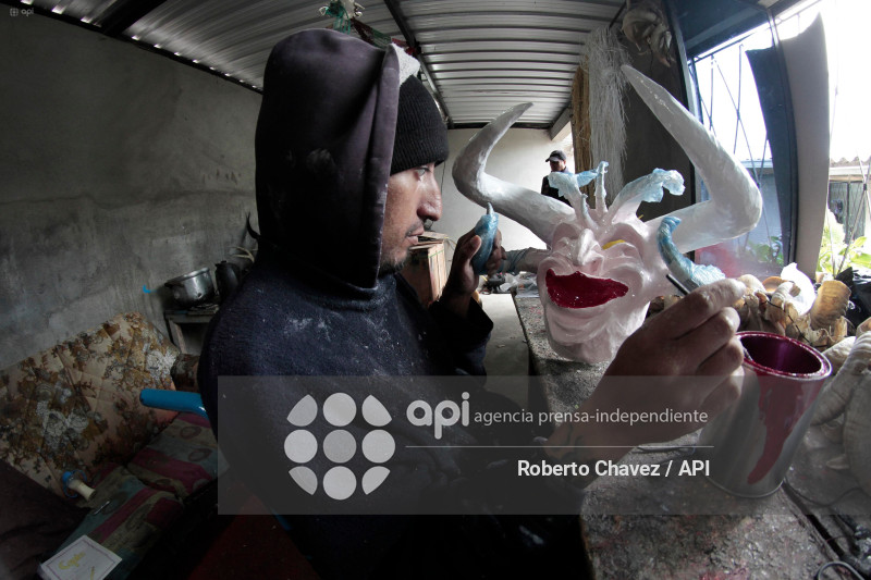 ARTESANO FABRICA MASCARAS PARA DIABLOS EN PILLARO