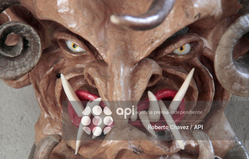 ARTESANO FABRICA MASCARAS PARA DIABLOS EN PILLARO