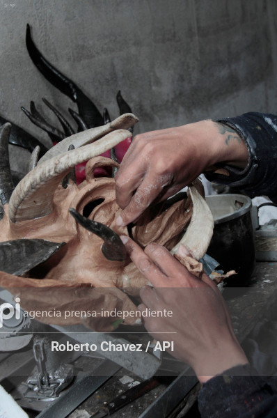 ARTESANO FABRICA MASCARAS PARA DIABLOS EN PILLARO