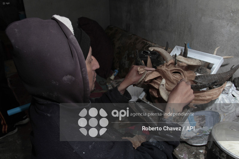 ARTESANO FABRICA MASCARAS PARA DIABLOS EN PILLARO