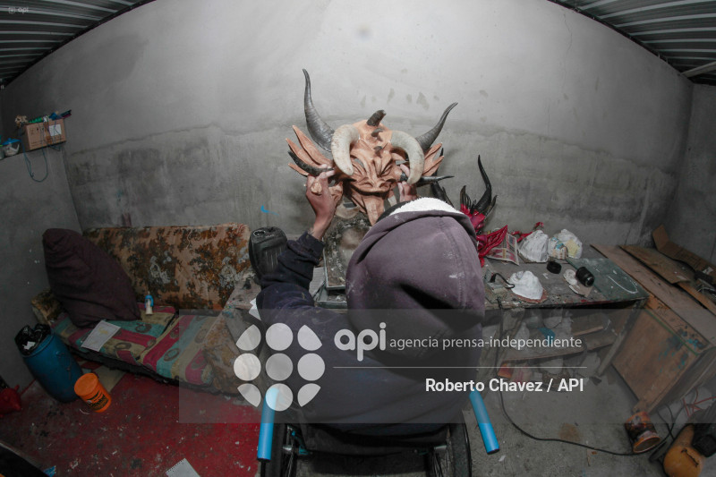 ARTESANO FABRICA MASCARAS PARA DIABLOS EN PILLARO