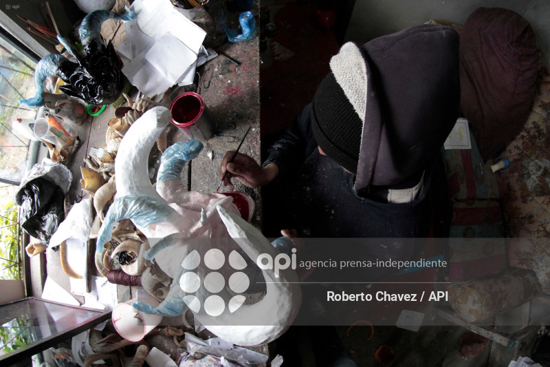 ARTESANO FABRICA MASCARAS PARA DIABLOS EN PILLARO