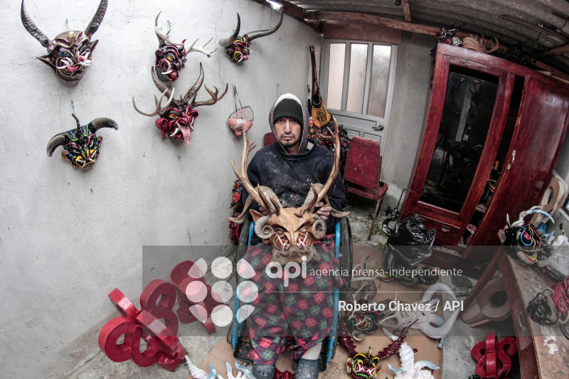 ARTESANO FABRICA MASCARAS PARA DIABLOS EN PILLARO