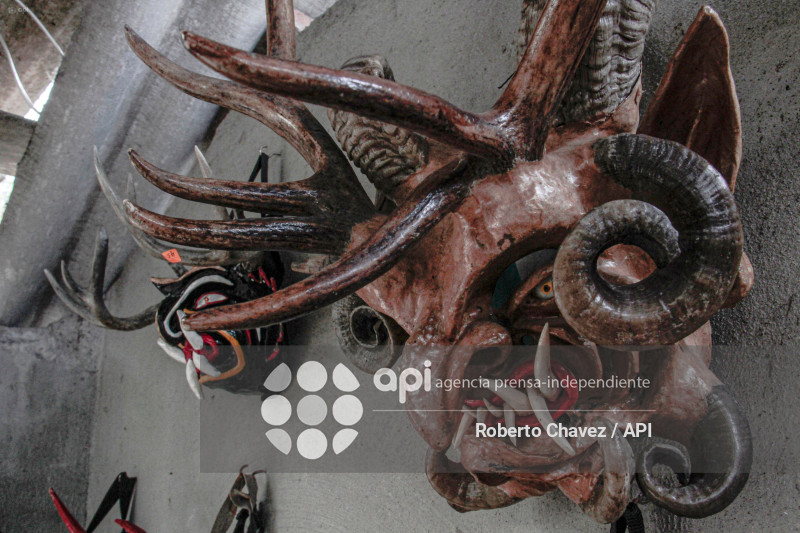 ARTESANO FABRICA MASCARAS PARA DIABLOS EN PILLARO