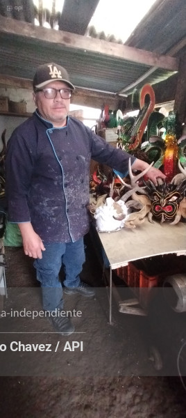 ARTESANO FABRICA MASCARAS PARA DIABLOS EN PILLARO