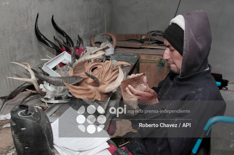 ARTESANO FABRICA MASCARAS PARA DIABLOS EN PILLARO