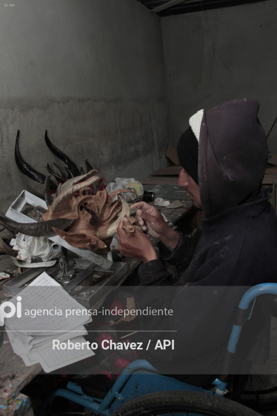 ARTESANO FABRICA MASCARAS PARA DIABLOS EN PILLARO
