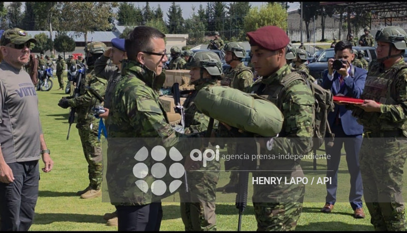 PRESSIDENTE NOBOA ENTREGA EQUIPAMIENTO A FFAA