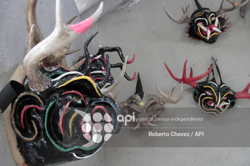 ARTESANO FABRICA MASCARAS PARA DIABLOS EN PILLARO