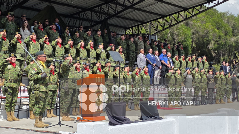 PRESSIDENTE NOBOA ENTREGA EQUIPAMIENTO A FFAA