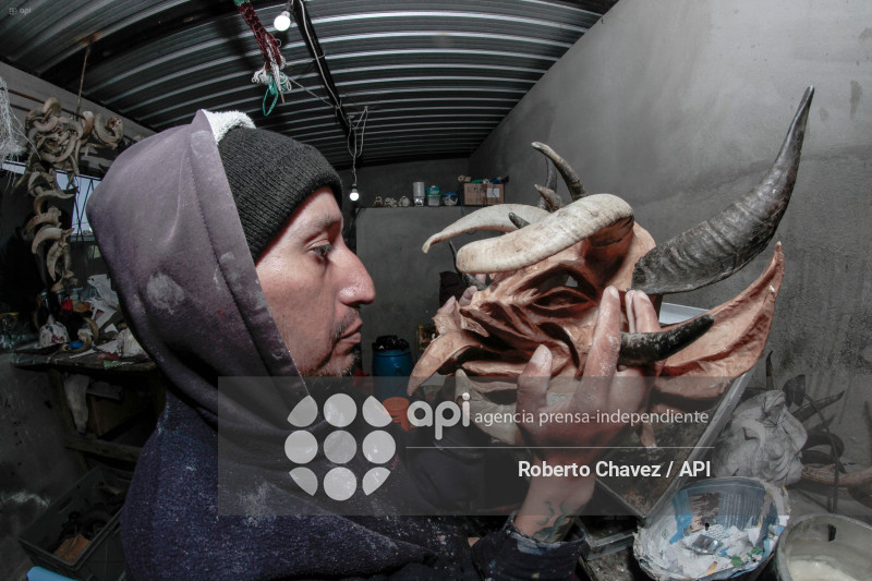 ARTESANO FABRICA MASCARAS PARA DIABLOS EN PILLARO