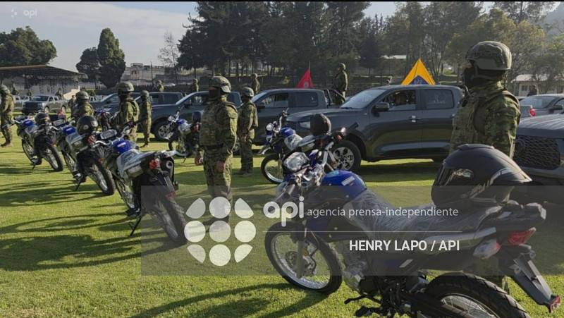 PRESSIDENTE NOBOA ENTREGA EQUIPAMIENTO A FFAA