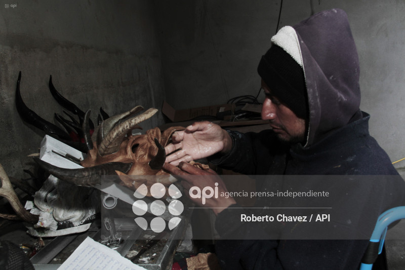ARTESANO FABRICA MASCARAS PARA DIABLOS EN PILLARO