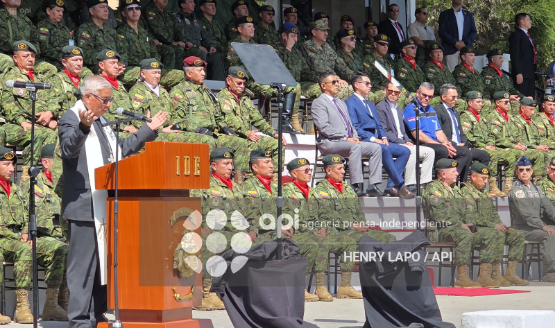 PRESSIDENTE NOBOA ENTREGA EQUIPAMIENTO A FFAA
