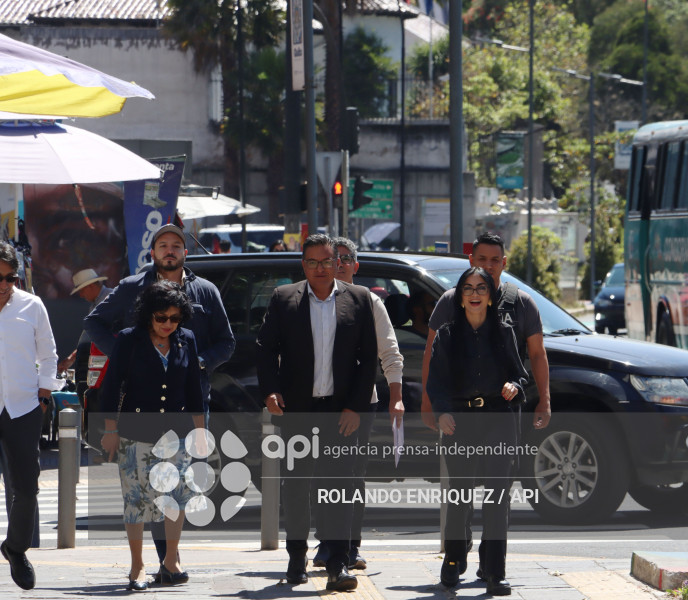 VIVIANA VELOZ ACUDE A FISCALIA GENERAL