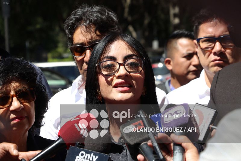 VIVIANA VELOZ ACUDE A FISCALIA GENERAL