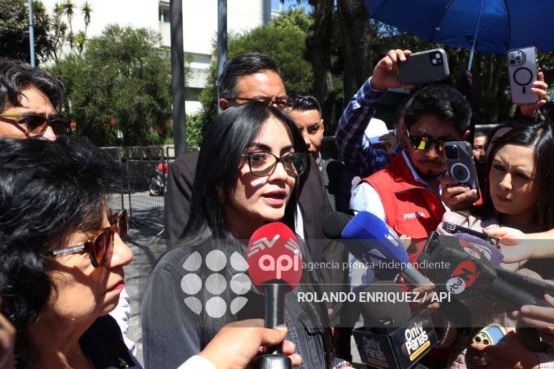 VIVIANA VELOZ ACUDE A FISCALIA GENERAL