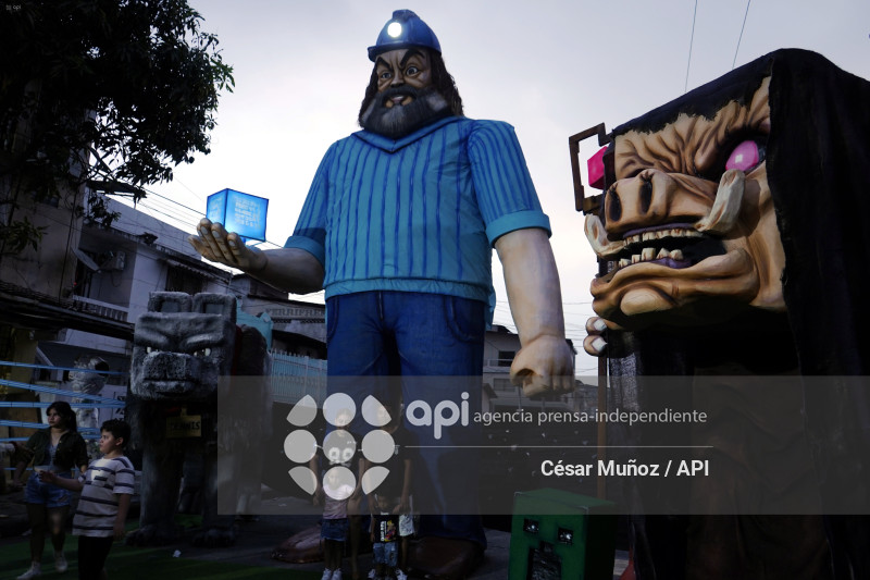 GYE-MONIGOTES GIGANTES