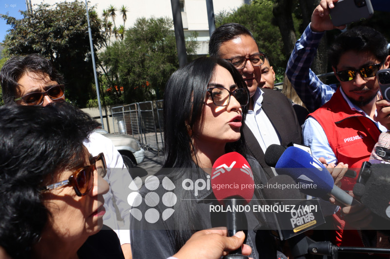 VIVIANA VELOZ ACUDE A FISCALIA GENERAL